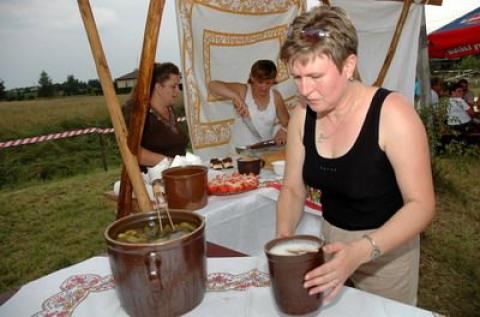Świątniki, wieś położona na trasie pomiędzy Pabianicami i Konstantynowem Łódzkim obchodzi w tym roku 600-lecie. Z tej okazji mieszkańcy zorganizowali dziś (sobota 21 lipca) uroczysty festyn.
