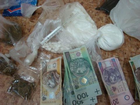 Pieniądze i narkotyki znalezione przy zatrzymanych.
