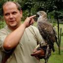 Andrzej Fijałkowski od 23 lat pasjonuje się drapieżnymi ptakami. Na polowania chodzi z sokołem i dwoma jastrzębiami.