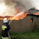 Kilkudziesięciu strażaków walczyło z ogniem na ul. Słonecznikowej. Płonęła stolarnia fabryki mebli sosnowych.