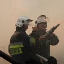 Kilkudziesięciu strażaków walczyło z ogniem na ul. Słonecznikowej. Płonęła stolarnia fabryki mebli sosnowych.