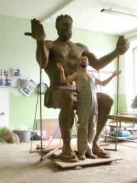 Grek ma kaprys, by na szczycie jego wzgórza stały rzeźby. Jest już posąg Afrodyty. Ale największy będzie Zeus znad Dobrzynki