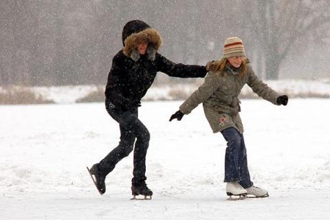 Pomimo niesprzyjającej pogody kilkudziesięciu łyżwiarzy ślizgało się dziś (niedziela 6 stycznia) na zamarzniętym stawie Miejskiego Ośrodka Sportu i Rekreacji przy ul. Bugaj.