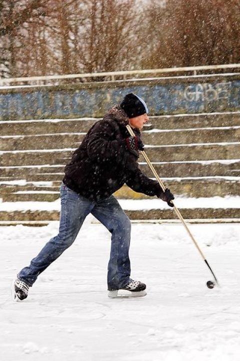 Pomimo niesprzyjającej pogody kilkudziesięciu łyżwiarzy ślizgało się dziś (niedziela 6 stycznia) na zamarzniętym stawie Miejskiego Ośrodka Sportu i Rekreacji przy ul. Bugaj.
