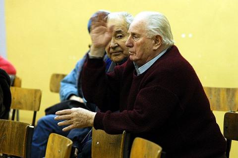 Zaledwie kilkanaście osób przyszło dziś (10 stycznia) na spotkanie ze Zbigniewem Dychto zorganizowanym w Szkole Podstawowej nr 5. Nie obyło się bez incydentów. 89-letni mężczyzna błagał prezydenta na kolanach, by cofnął wniosek o eksmisję z dużego mieszka