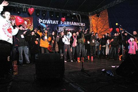 Podczas 16. finału Wielkiej Orkiestry Świątecznej Pomocy pabianiccy wolontariusze zebrali 46.000 złotych. Na Starym Rynku bawiło sie kilka tysięcy osób.