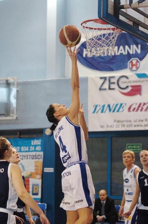 W dzisiejszym meczu (sobota 9 lutego) koszykarki Hartmanna Pabianice pokonały KS Piaseczno 97:57.