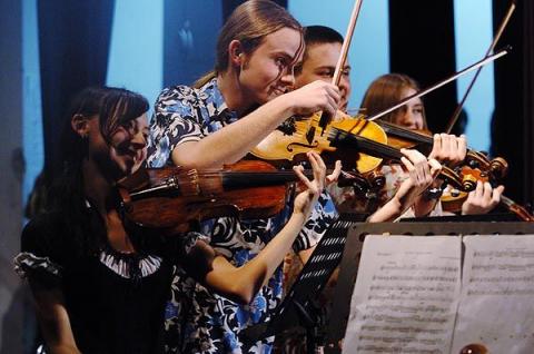 Uczniowie PSM I i II stopnia w Pabianicach zagrali w piątek (28 marca) "Koncert z jajem", czyli muzykę na wesoło. Publiczność mogła usłyszeć piosenki i motywy z filmów takich jak: "Titanic", ""Requiem dla snu", "The Flinstones" czy "Różowa Pantera" oraz k