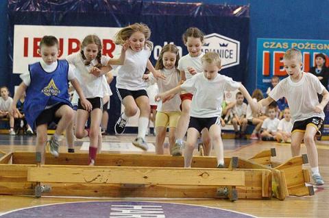 Drużyny z 8 szkół podstawowych wzięły udzial w festynie sportowym - wyścigu sztafet. Najlepsi byli uczniowie SP 3.
