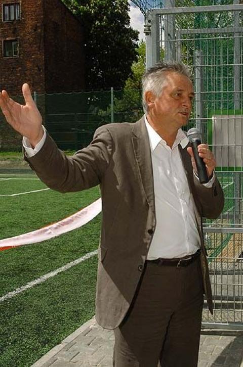 Mirosław Drzewiecki, minister sportu przyjechał do Pabianic otworzyć boisko ze sztuczną nawierzchnią przy Zespole Szkół nr 2.