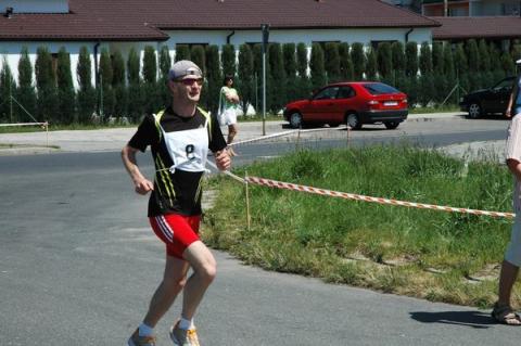 Około 100 biegaczy wystartowało w biegu. Zmagali się nie tylko z rywalami, ale przede wszystkim ze słońcem. Biegli w samo południe ulicami: Wajsówny, Jankego i Popławską.