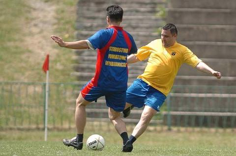 Urzędnicy i pracownicy pabianickiego magistratu wygrali 5:1 w meczu piłki nożnej z drużyną ze Starostwa Powiatowego w Pabianicach.