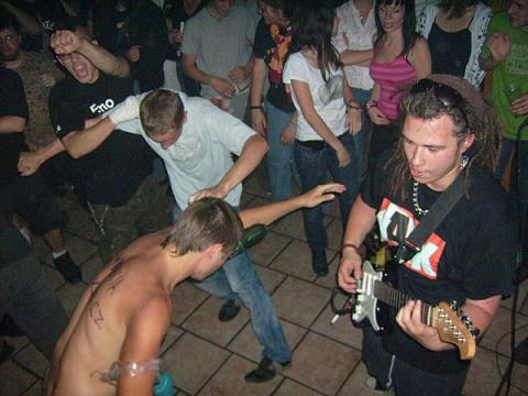 Punkowy zespół z Pabianic Cukinia McKwacz zagral nietypowy koncert w pubie Dwa Księzyce. Basista grał w stroju Lorda Vadera z Gwiezdnych Wojen, a wokalista Szymon Frydrych rzucał w publiczność cukiniami.