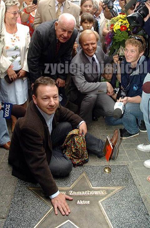 Aktor Zbigniew Zamachowski odsłonił gwiazdę w łódzkiej Alei Gwiazd przy ul. Piotrkowskiej. Impreza połaczona była z 80. urodzinami Jana Machulskiego.