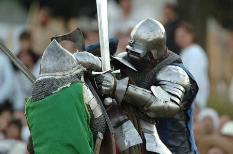 Zanim zaszło słońce rycerze spod Grunwaldu dobyli miecze i spuścili przyłbice. Dzień przed wielką bitwą starli się w turnieju piątek rycerskich.