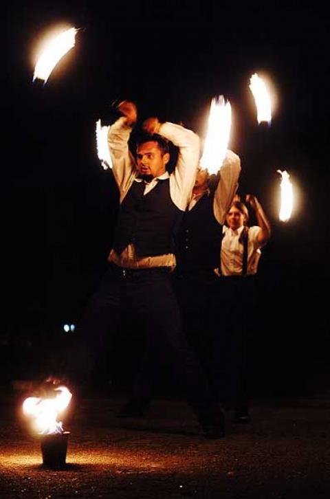 Teatry tancerzy ognia z całej Polski zaprezentowały się w Pabianicach. Niesamowite show oglądało tysiąc widzów.