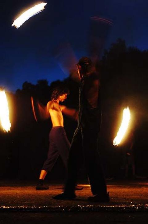 Teatry tancerzy ognia z całej Polski zaprezentowały się w Pabianicach. Niesamowite show oglądało tysiąc widzów.