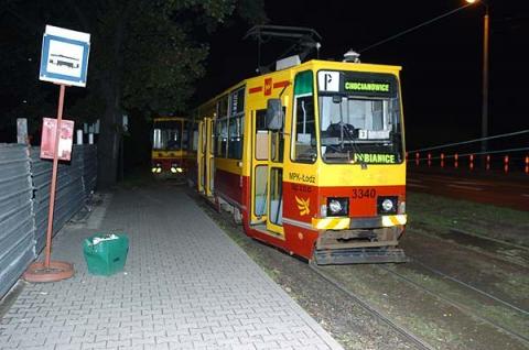 W Ksawerowie tramwaj wypadł z szyn i ściął słup trakcji energetycznej. 