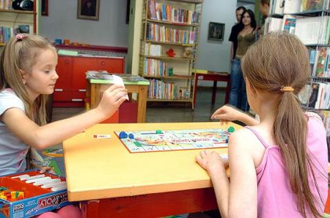 <p>Miejska Biblioteka Publiczna przygotowała szereg atrakcji dla dzieci spędzających wakacje w mieście. Jest Internet, gry i r&oacute;żnego rodzaju konkursy.</p>