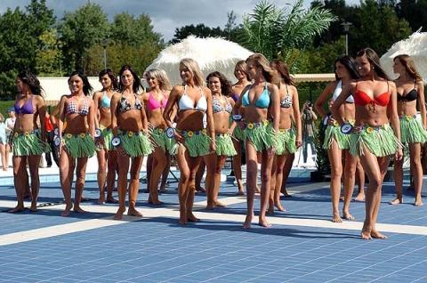 W łódzkim Aqua Parku odbyły się dziś (30 sierpnia) wybory Miss Fali 2008. Wśród 22 finalistek znalazła się Małgorzata Krysiak (nr4), Miss Pabianic 2005. Do udziału w konkursie zgłosiło się 128 dziewczyn