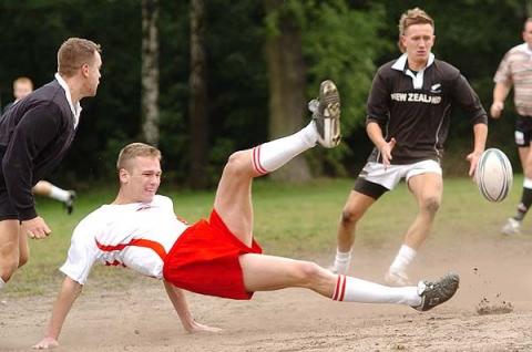 <p>Pabianicka drużyna Fabrykanci, zorganizowała pierwszy w historii turniej rugby nad Dobrzynką. Nasi rugbyści (w czerwonych strojach) zmierzyli się z zawodnikami z Łodzi i Ozorkowa.</p>