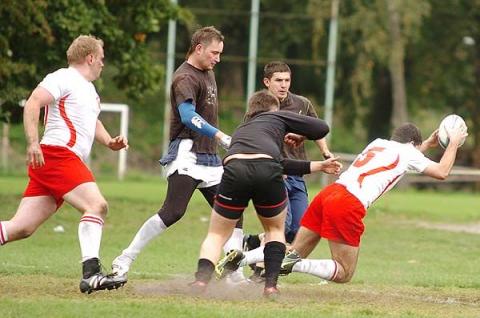 <p>Pabianicka drużyna Fabrykanci, zorganizowała pierwszy w historii turniej rugby nad Dobrzynką. Nasi rugbyści (w czerwonych strojach) zmierzyli się z zawodnikami z Łodzi i Ozorkowa.</p>