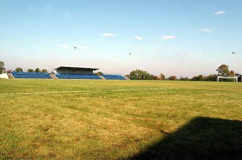 W Woli Zaradzyńskiej otwarty został kompleks sportowy. W jego skład wchodzą: tawiaste boisko pilkarskie z krzesełkami (400 miejsc siedzący) i oświetleniem, boisko ze sztuczną murawą i boisko wielofunkcyjne