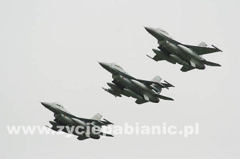 <p>Dziewięć myśliwc&oacute;w wielozadaniowych F-16 wylądowało dziś na lotnisku 32. Bazy Lotniczej w Łasku. Samoloty będą na stałe na wyposażeniu bazy</p>