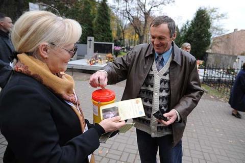Członkowie i przyjaciele Stowarzyszenia Zjednoczenie Pabianickie zbierali dziś pieniądze na renowacje zabytkowych nagrobków.