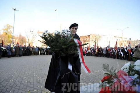 <p>Kilkuset pabianiczan uczciło Święto Niepodległości przed pomnikiem Legionisty</p>