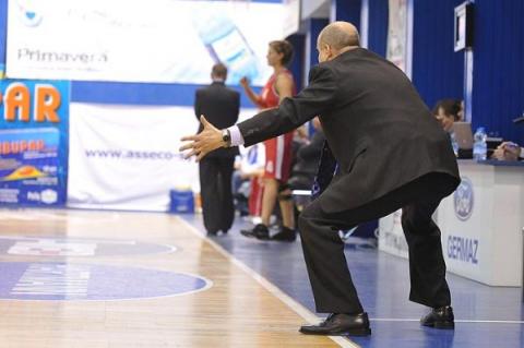 Trener koszykarek Sławomir Depta intensywnie przezywa każdy mecz