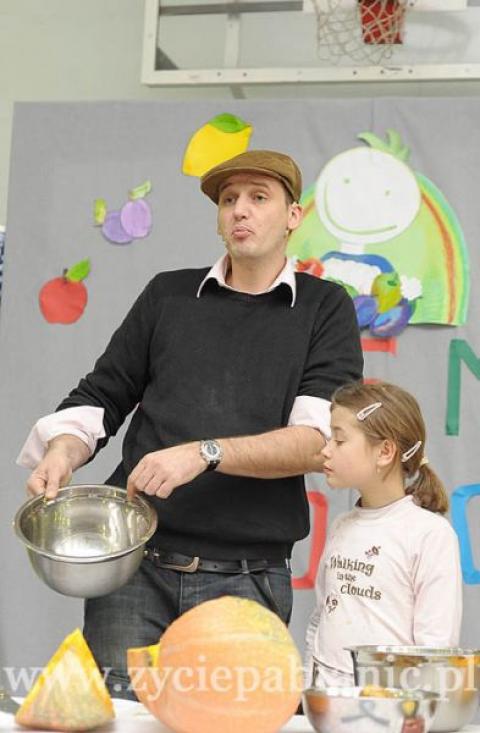 Pascal Brodnicki, gospodarz programu "Pascal po prostu gotuj" uczył dzieckiaki z SP 14 gotować zupę z dyni