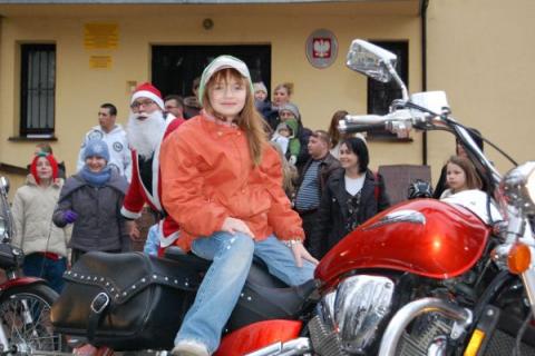 To była super zabawa: przejażdżki na motorach i podziwianie pięknych maszyn. Motocykliści z Pabianic odwiedzili Dom Dziecka w Porszewicach.