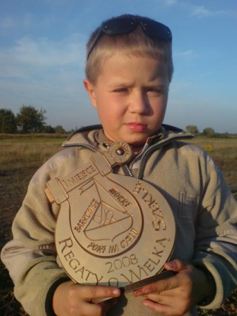 8-letni Antek Byczkowski z nagrodą.