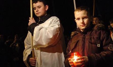 Kilkuset pabianiczan uczciło śmierć Jana Pawła II biorąc udział w "Białym marszu" i uroczystościach na placu przed kościołem św. Mateusza.