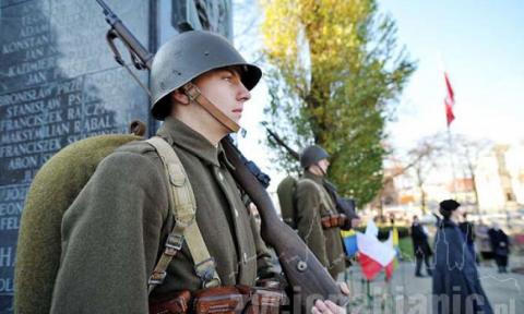 <p>Kilkuset pabianiczan uczciło Święto Niepodległości przed pomnikiem Legionisty</p>