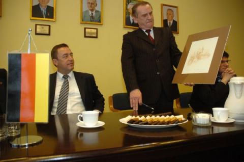 Prezydent Dychto wręcza grafikę burmistrzowi Plauen.