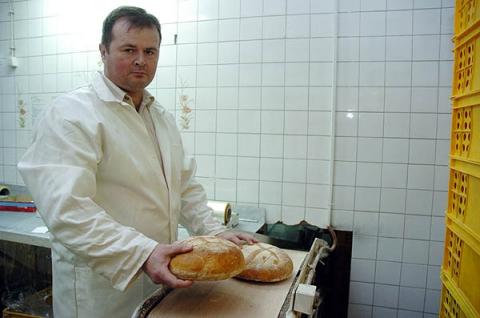Michał Nowak odbiera ciepły chleb