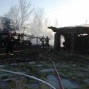 Pożar wybuchł w niedzielę po godzinie 17.30 w drewnianej stodole. Ogień szybko się rozprzestrzenił na pobliskie budynki gospodarcze. Na miejsce przyjechało 14 wozów strażackich. 