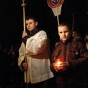 Kilkuset pabianiczan uczciło śmierć Jana Pawła II biorąc udział w "Białym marszu" i uroczystościach na placu przed kościołem św. Mateusza.