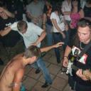 Punkowy zespół z Pabianic Cukinia McKwacz zagral nietypowy koncert w pubie Dwa Księzyce. Basista grał w stroju Lorda Vadera z Gwiezdnych Wojen, a wokalista Szymon Frydrych rzucał w publiczność cukiniami.