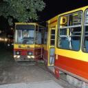 W Ksawerowie tramwaj wypadł z szyn i ściął słup trakcji energetycznej. 