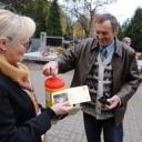Członkowie i przyjaciele Stowarzyszenia Zjednoczenie Pabianickie zbierali dziś pieniądze na renowacje zabytkowych nagrobków.