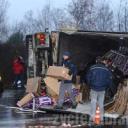<p>Kierowca ciężar&oacute;wki załadowanej grejpfrutami wpadł do rowu na granicy Pabianic i Ksawerowa</p>