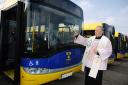 Ksiądz Ryszard Olszewski poświęcił autobusy. 