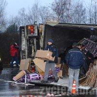 <p>Kierowca ciężar&oacute;wki załadowanej grejpfrutami wpadł do rowu na granicy Pabianic i Ksawerowa</p>