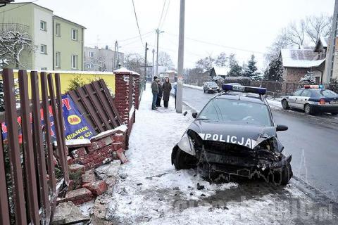 Radiowóz starnował ogrodzenie przy ul. Karniszewickiej.
