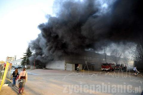 Ogromny pożar na Grota - Roweckiego. Paliły się magazyny w dawnej fabryce Pamotex