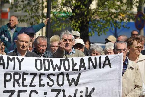 Protest mieszkańców Pabianic przeciwko podwyżkom ciepła i wody.  