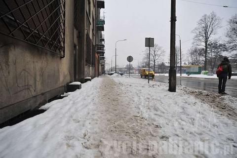 Tak wyglądał dziś rano chodnik na Warszawskiej przy dawnej siedzibie sądu